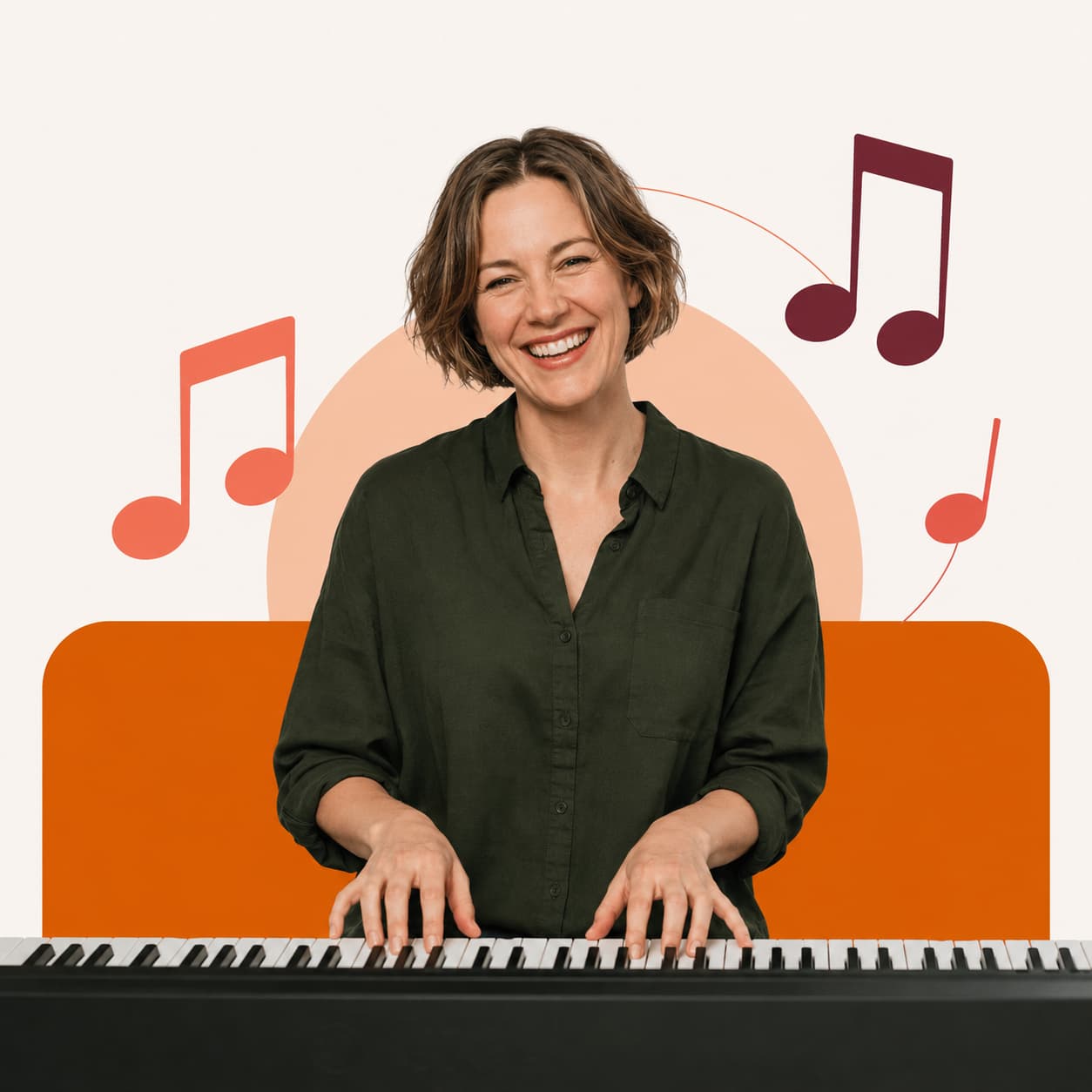 Smilende kvinne som spiller piano ved keyboard med musikknoter rundt seg
